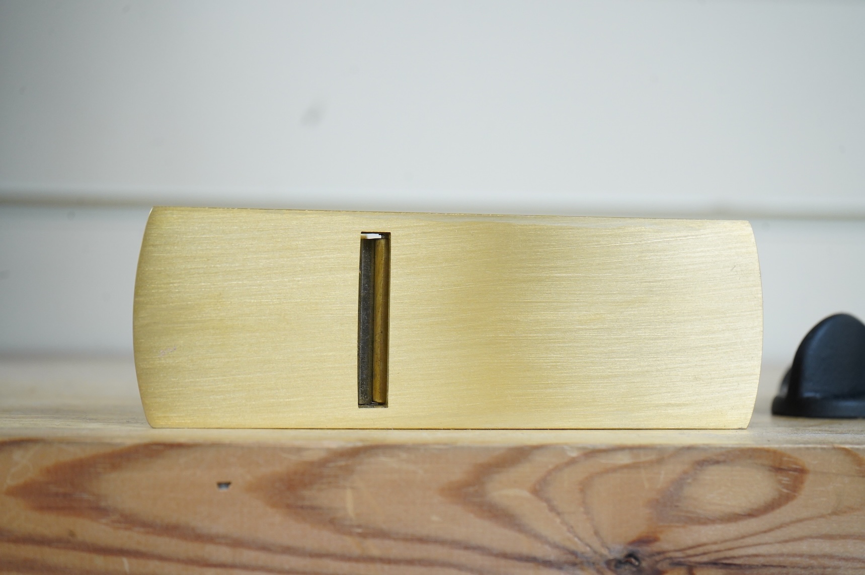 A boxed Lie Nielsen Toolworks bronze violin scraper plane (No.212) together with a boxed small router plane (L-N 271)